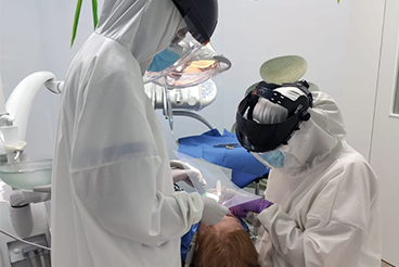 dentistas con uniforme higienizado